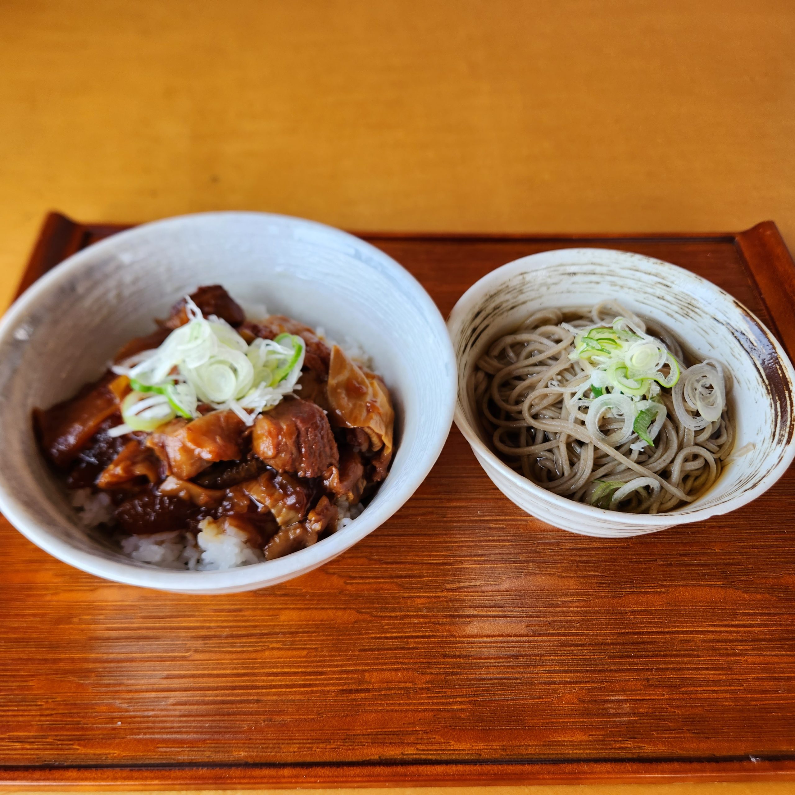 牛スジ丼（ミニ蕎麦付）